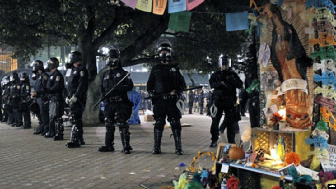 Policajci u centru Ouklenda, u Kaliforniji, 3. novembar 2011.