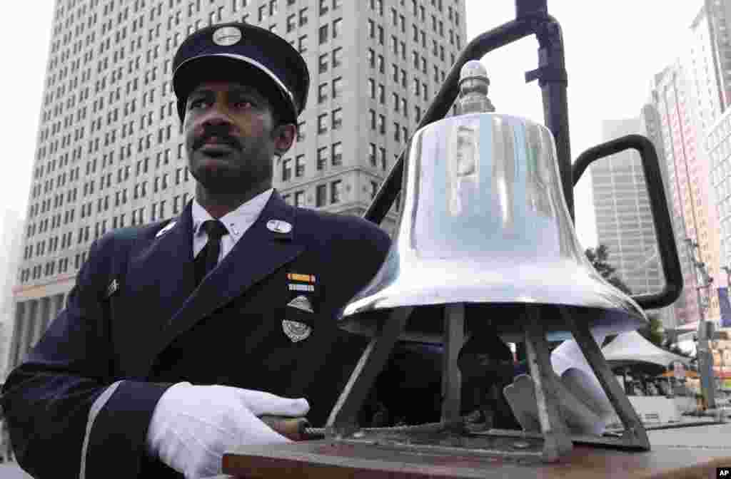 Nhân viên cứu hỏa Gerod Funderburg rung chuông trong buổi lễ tưởng niệm ở Detroit.