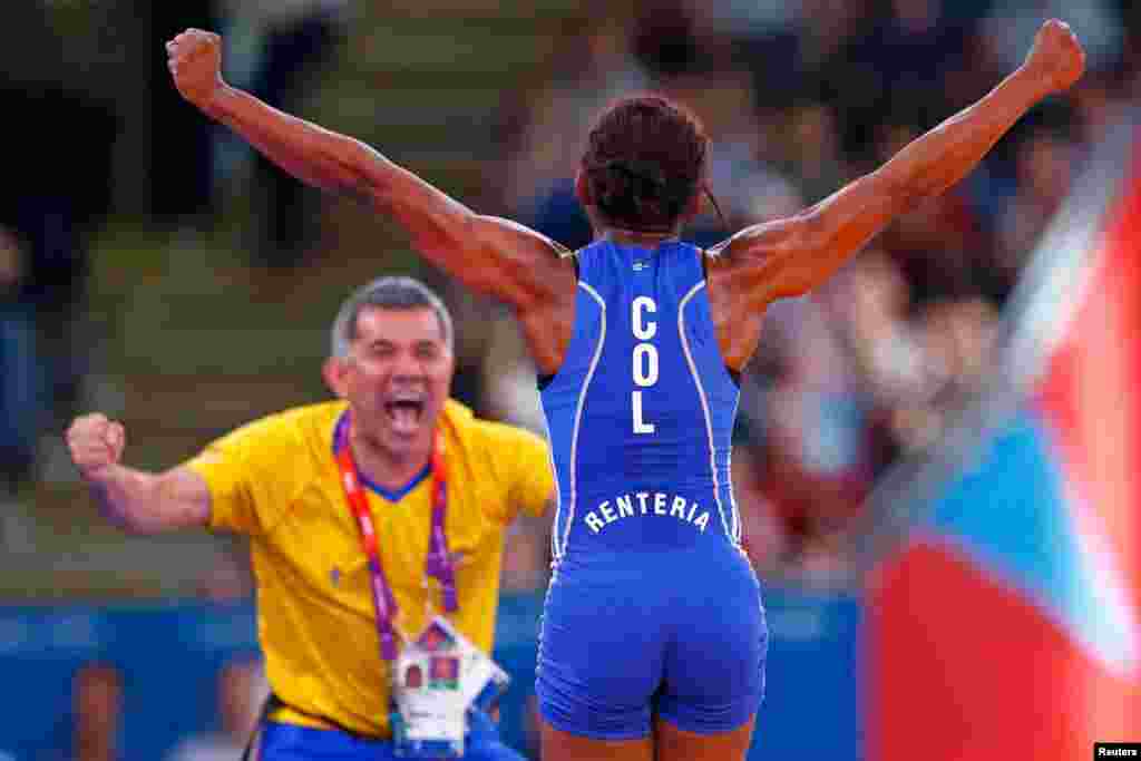 Jackeline Renteria Castillo của Colombia vui mừng sau khi hạ Tetyana Lazareva của Ukraina, đoạt huy chương đồng trong môn vật tự do nữ hạng 55 cân. 9/8/2012