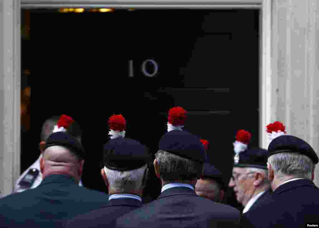 Para veteran menyerahkan tanda tangan dalam petisi untuk memprotes pembubaran resimen Veteran di kantor PM Inggris Downing Street 10 di pusat kota London.