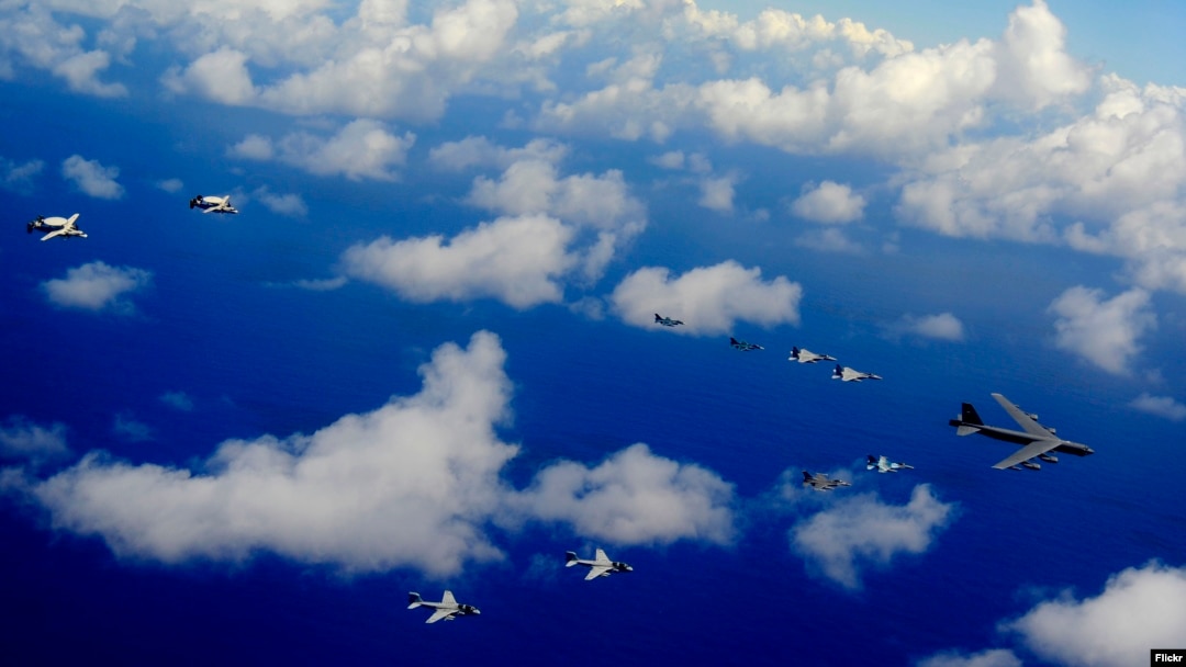 지난 2011년 2월 ‘콥 노스(Cope North)’ 연합 공중훈련에 참가한 미군 B-52 전략폭격기와 F-16 전투기, E-2 조기경보통제기, 일본 자위대 소속 F-16, F-15, F-2 전투기와 E-2 조기경보통제기가 나란히 비행하고 있다.