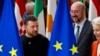 Predsednik Ukrajine Volodimir Zelenski, predsednica Evropske komisije Ursula fon der Lajen i predsednik Evropskog saveta Šarl Mišel pripremaju se za grupno fotografisanje tokom samita EU u Briselu, 17. oktobar, 2024.(Foto: AP/Geert Vanden Wijngaert)