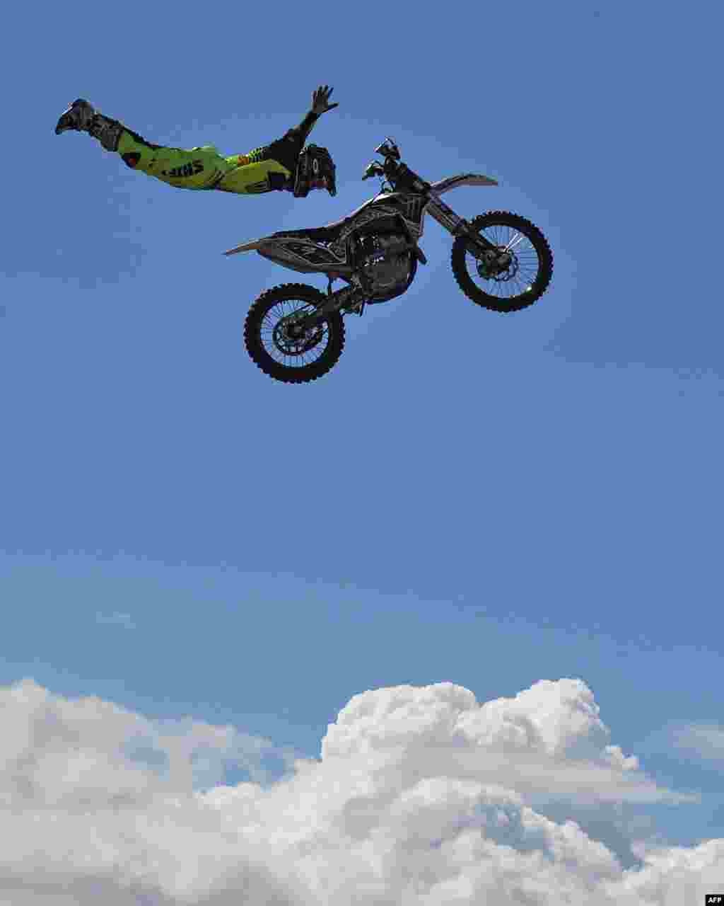 Anggota Nitro Circus beraksi di udara di atas para penonton sebelum dimulainya sesi latihan ketiga balap mobil Grand Prix Formula Satu Australia di Melbourne.