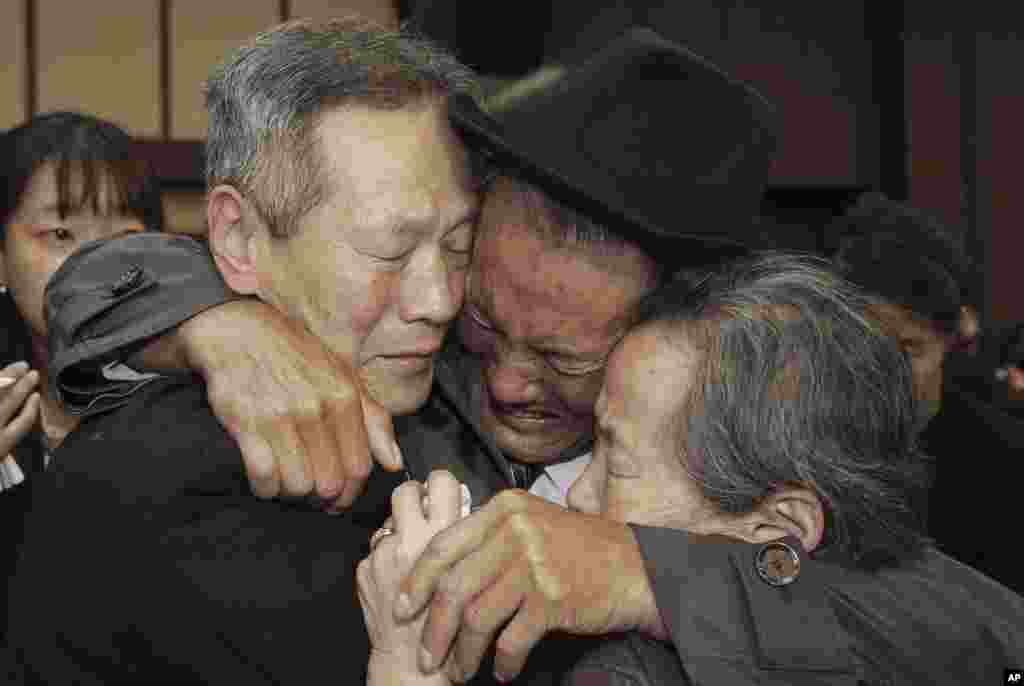 North Korean Son Kwon Geun (center) weeps with his South Korean relatives as he bids farewell after the Separated Family Reunion Meeting at Diamond Mountain resort in North Korea, Oct. 22, 2015.