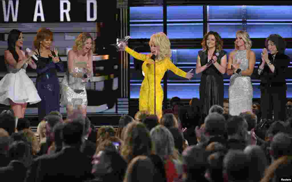 Penyanyi AS, Dolly Parton menerima penghargaan 'Lifetime Achievement Award ' pada acara tahunan musik Country ke-50 di Nashville, Tennessee, AS.