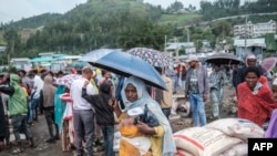 Mwanamke aliyelazimika kukimbia makazi yake kutokana na vita akisubiri kupokea mgao wa chakula katika mkoa wa Amhara, katika mji wa Dessie, Ethiopia, August 23, 2021 (Photo by EDUARDO SOTERAS / AFP)