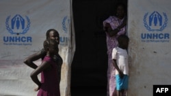 Des jeunes Soudanaises du Sud assistent à une visite du Haut Commissariat des Nations Unies pour les réfugiés (HCR) et du chef du Bureau des Nations Unies pour la coordination des affaires humanitaires (UNOCHA) le 1er février 2018.