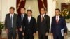 Presiden Jokowi menerima kunjungan delegasi FIFA dan AFC di Istana Merdeka, Jakarta (2/10). Dari kiri: Mariano Araneta (Komite Eksekutif AFC dari Filipina), Kozo Tashima (Anggota Komite Eksekutif FIFA dari Jepang), Pangeran Abdullah Ibni Sutlan Ahmad Shah ((Anggota Komite Eksekutif FIFA dari Malaysia), Presiden Joko Widodo dan Menteri Pemuda dan Olah Raga Imam Nahrowi.