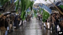 Ủng hộ viên đảng Hồi giáo Jamaat-e-Islami cầu nguyện trong cuộc biểu tình đánh dấu Ngày Đoàn kết Kashmir tại Islamabad, ngày 5/2/2013.