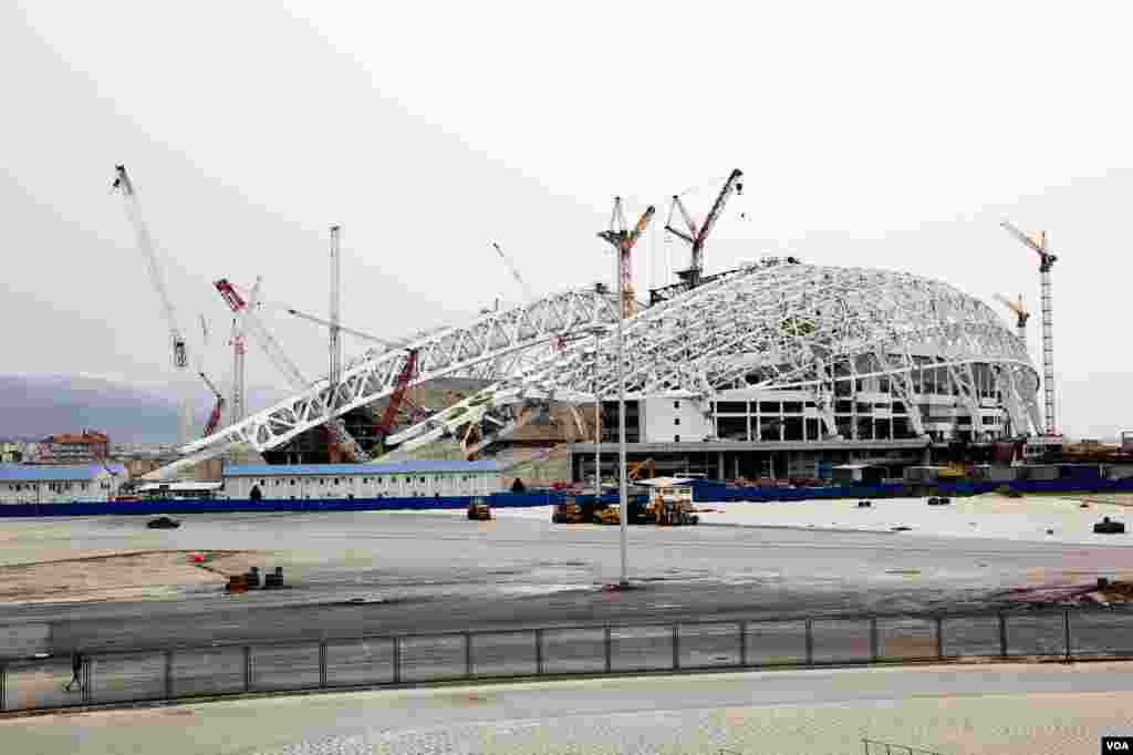 Pembangunan stadion berkapasitas 40.000 tempat duduk untuk upacara pembukaan dan penutupan Olimpiade Sochi 2014 (15/3). (V. Undritz/VOA)