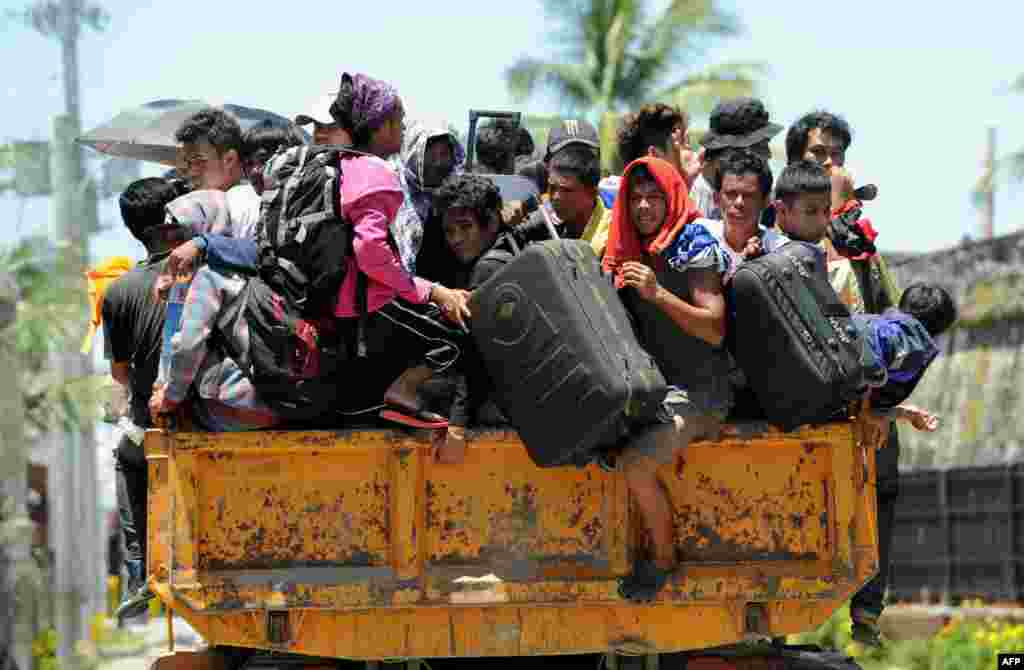 Warga diangkut ke tempat yang aman setelah pihak berwenang memerintahkan evakuasi para penduduk desa di dekat lokasi konflik antara pemerintah dan pemberontak Muslim di Zamboanga City di Mindanao, Filipina bagian selatan.