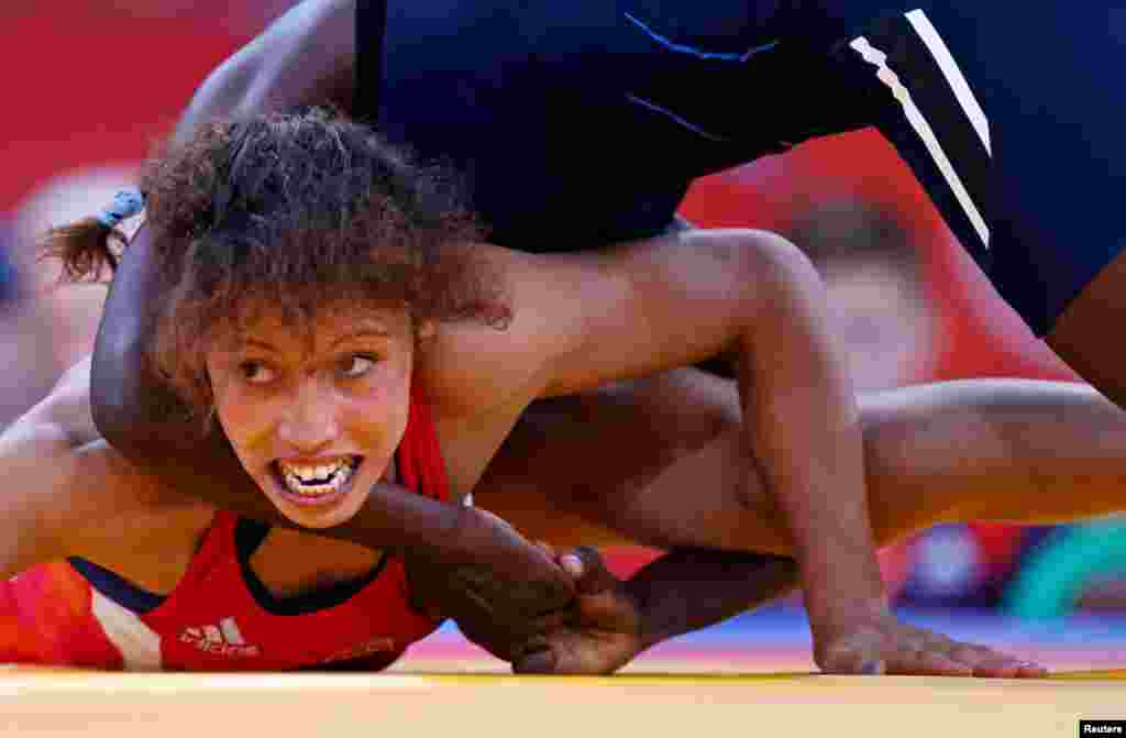 Vận động viên Senegal Isabelle Sambou (áo xanh) đấu với vận động viên Tunisia Maroi Mezien để tranh huy chương đồng môn vật cổ điển nữ hạng 48 kilô, ngày 8 tháng 8 năm 2012. REUTERS/Damir Sagolj