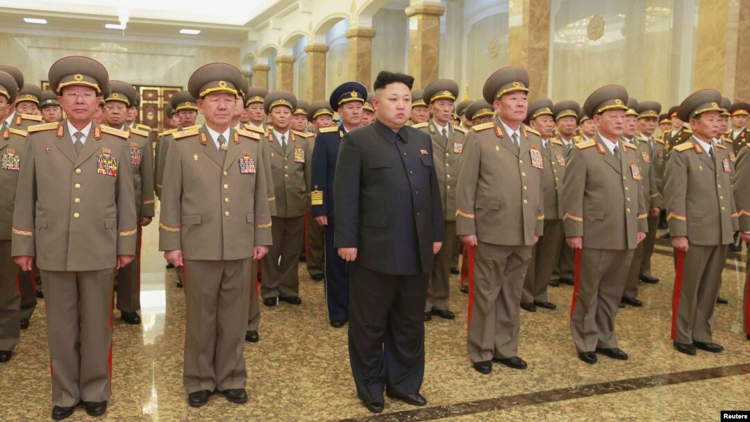 북한 김정은 국방위원회 제1위원장이 1일 김일성·김정일의 시신이 안치된 평양 금수산태양궁전을 참배하는 것으로 새해 공식활동을 시작했다.