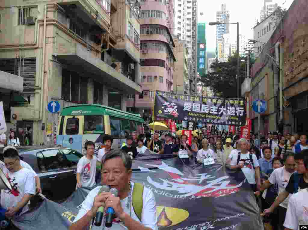香港支联会举行年度爱国民主大游行(美国之音海彦拍摄)