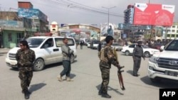 Les forces de sécurité afghanes après un attentat-suicide, le 9 mars 2018 à Kaboul.
