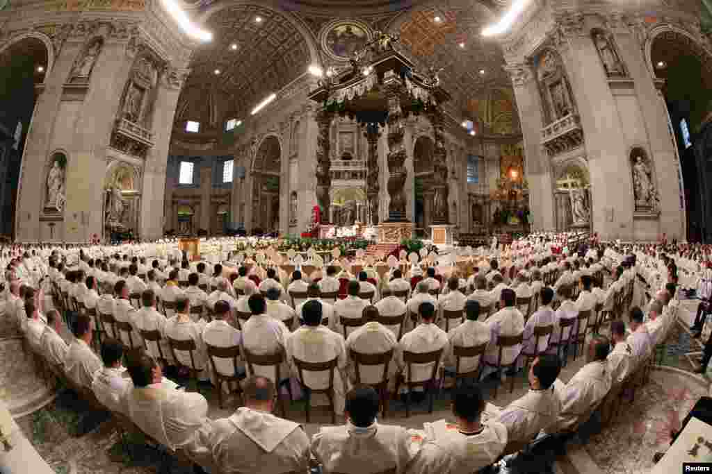 Paus Fransiskus memimpin Misa di Basilika Santo Petrus, Vatikan.