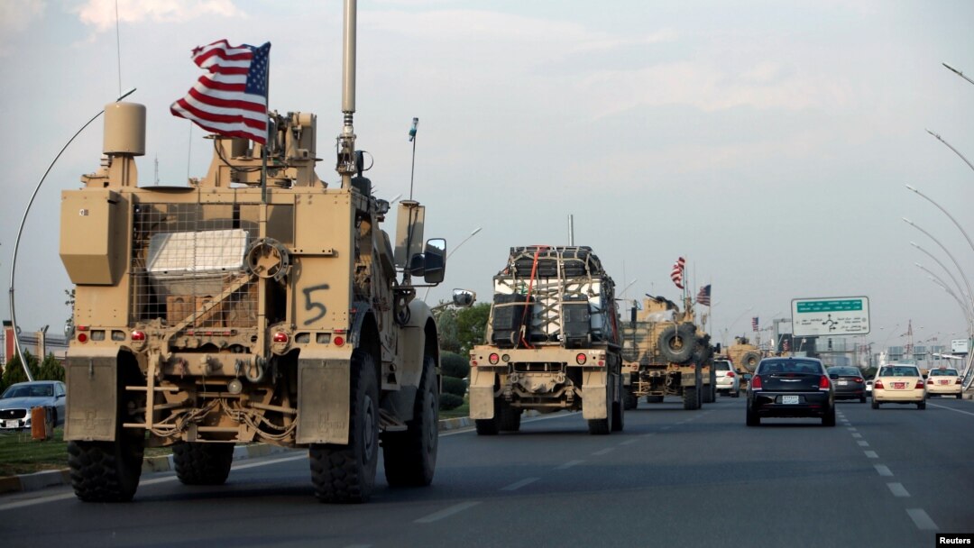 Konvoj američkih vojnih vozila tokom današnjeg povlačenja iz Sirije (Foto: Reuters/Azad Lashkari)