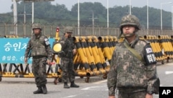Soldados surcoreanos montan guardia en el Puente de la Unificación en la frontera con el Norte.