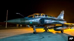 Un avión Mirage 2000 del ejército francés en la pista de una base aérea no revelada.