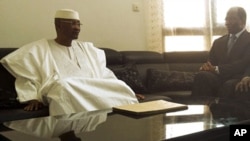 Tổng thống của Mali bị lật đổ Amadou Toumani Toure (trái) từ chức hôm 8/4/12
