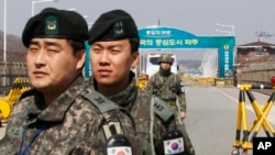Soldados surcoreanos montan guardia en el puente de la Unificación, en Paju, cerca de la frontera con Corea del Norte.