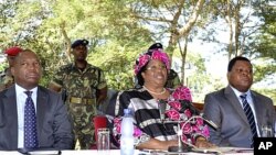 Phó tổng thống Malawi Joyce Banda (giữa) nói chuyện tại một cuộc họp báo trong thủ đô Lilongwe
