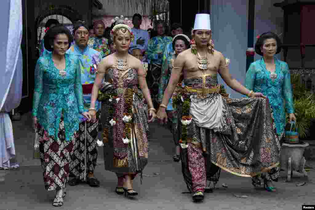 Pasangan keraton Yogyakarta, Kanjeng Pangeran Haryo Notonegoro (kedua dari kanan) dan isterinya, Gusti Kanjeng Ratu Hayu (kedua dari kiri), puteri Sri Sultan Hamengkubuwono X, berjalan setelah upacara pernikahan di Kraton Yogyakarta.