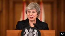 Britanska premijerka Tereza Mej govori na konferenciji za novinare u Londoniu, 15. novembar, 2018.