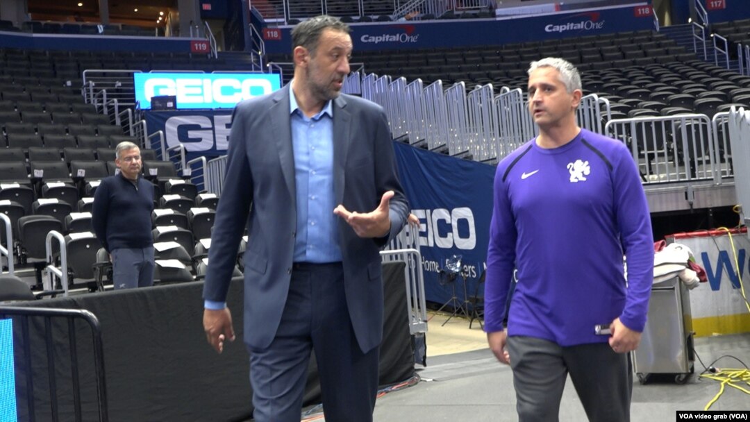 Igor Kokoškov i generalni menadžer Sakramento Kingsa Vlade Divac pred utakmicu u Vašingtonu (Foto: VOA) 
