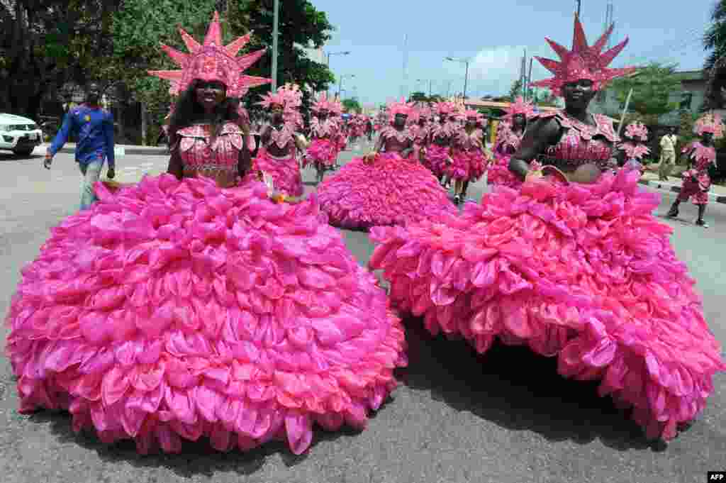 Beberapa perempuan mengambil bagian dalam sebuah parade karnaval tahunan di Lagos di Nigeria. Tahun ini festival Paskah bertepatan dengan pelaksanaan karnaval tahunan di Lagos.