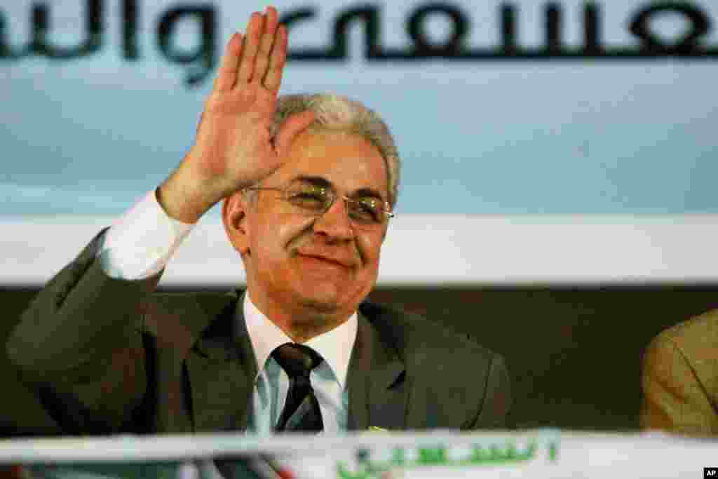 Kandidat presiden Mesir Hamdeen Sabahi melambaikan tangan pada para pendukung dalam kampanye di Mahalla, 125 kilometer dari utara Kairo (5/5). (AP/Mostafa el-Shemy)