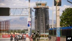 Soldados vigilan la entrada al aeropuerto internacional el lunes 4 de marzo de 2024, en Puerto Príncipe, Haití.