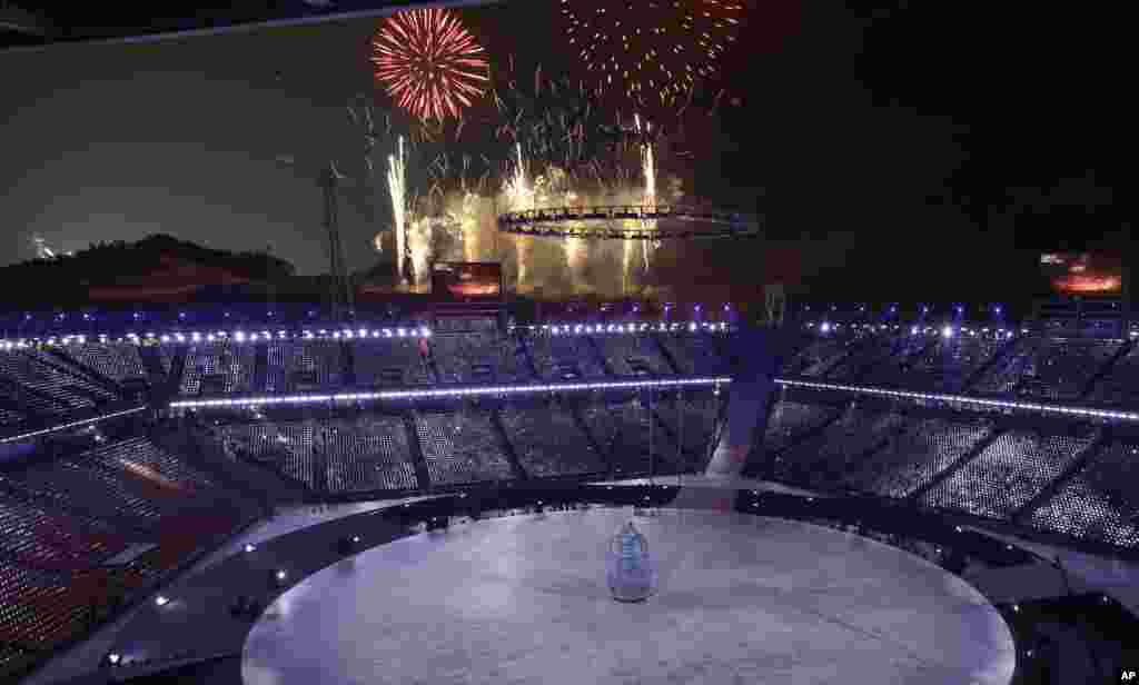 平昌冬奥会开幕式上焰火点亮夜空。照片拍摄于2018年2月9日。
