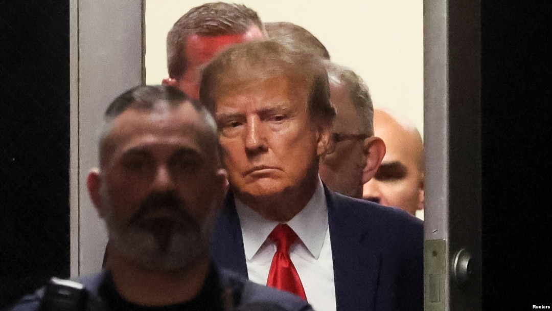 Bivši predsednik Donald Tramp stiže u sudnicu Krivičnog suda na Menhetnu, pošto ga je optužila Velika porota Menhetna u istrazi o novcu isplaćenom za ćutanje Stormi Denijels, u Njujorku, 4. aprila 2023.