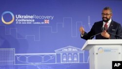 "Сьогодні на цій конференції ми можемо оголосити загальну суму 60 мільярдів євро на підтримку України”, -  заявив глава МЗС Британії Джеймс Клеверлі під час заключного засідання Конференції з відновлення України у Лондоні. AP/Kirsty Wigglesworth