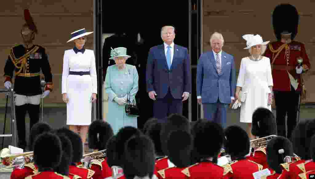 Королева Великобритании Елизавета Вторая, президент США Дональд Трамп и первая леди Мелания Трамп, принц Чарльз и Камилла, герцогиня Корнуольская, на приветственной церемонии в саду Букингемского дворца. 3 июня 2019. 