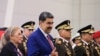 De izquierda a derecha, la primera dama, Cilia Flores, el presidente Nicolás Maduro y el ministro de Defensa, Vladimir Padrino, asistiendo a un acto de promoción de generales en Fuerte Tiuna, Caracas, el 4 de julio de 2023. (Foto Zurimar CAMPOS/Presidencia de Venezuela/AFP)