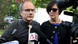 托德的母亲玛丽与父亲里克到达新加坡下级法院会见等候在那里的记者