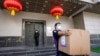 资料照片：一名联邦快递雇员从被美国下令关闭的中国驻休斯顿领事馆搬走一个纸箱。(2020年7月23日)
