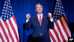 Glenn Youngkin di Chantilly, Virginia, bersiap memberikan sambutan setelah terpilih sebagai Gubernur negara bagian Virginia, 3 November 2021. 