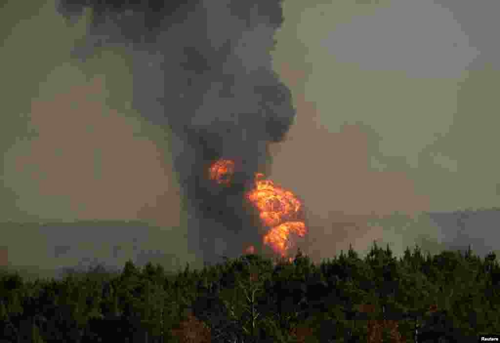 Asap mengepul setelah terjadinya ledakan pipa gas di Shelby County, Alabama, AS.