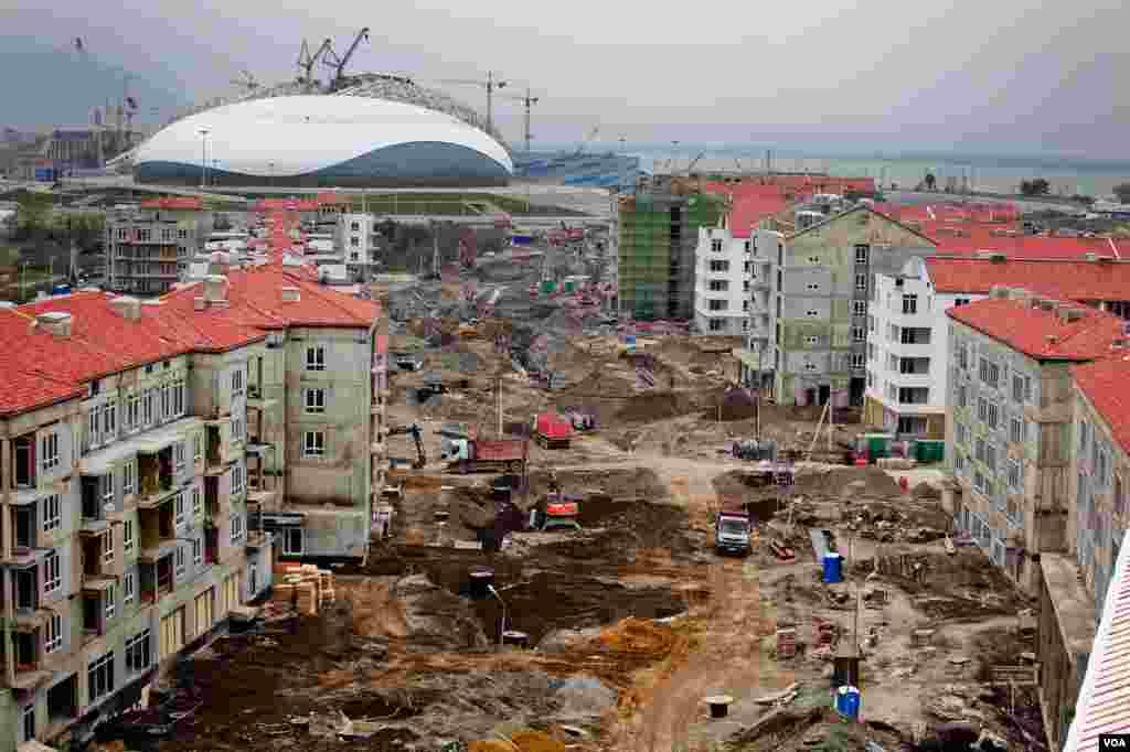 Asrama untuk para atlet yang terletak antara Kubah Es dan hotel Radisson Blu yang baru dibangun di Sochi, Rusia (15/3). (V. Undritz/VOA)