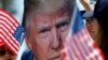 Un partidario de Trump sostiene un retrato del expresidente Donald Trump durante una manifestación un día después de que Trump recibiera un disparo en un intento de asesinato durante un mitin en Pensilvania, en Huntington Beach, California, EEUU, el 14 de julio de 2024.