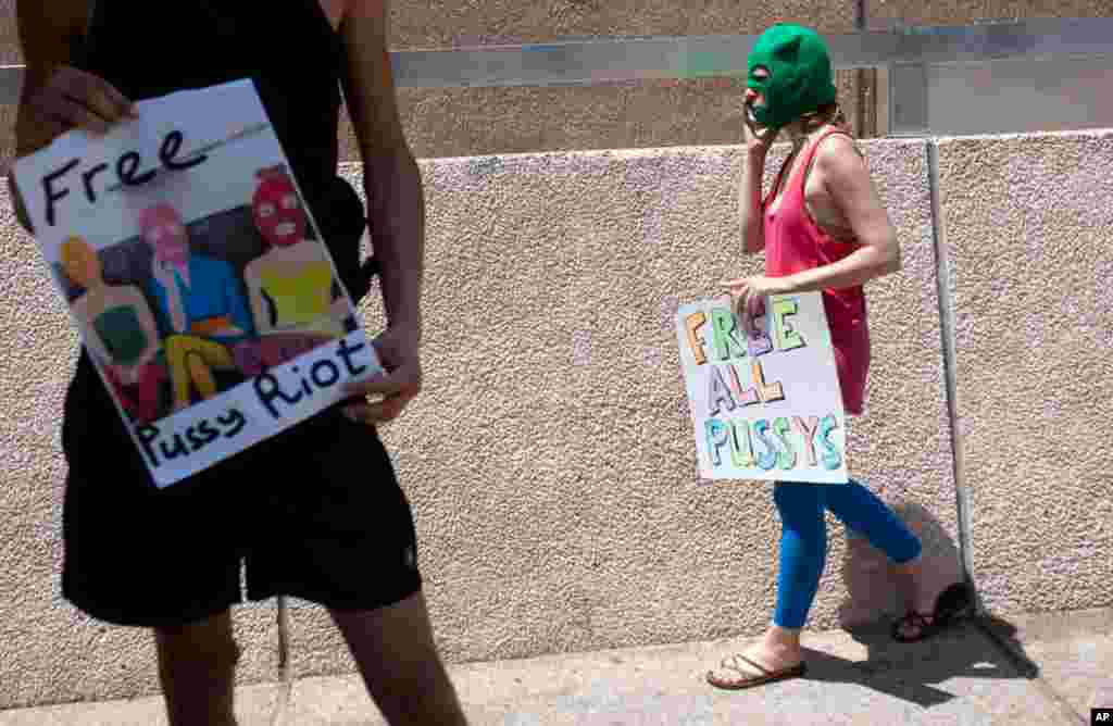 Biểu tình kêu gọi trả tự do cho thành viên ban Pussy Riot bên ngoài đại sứ quán Nga ở Tel Aviv, Israel