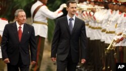 Bashar al Asad durante una visita a Cuba en junio del 2010. El dictador sirio podría estar buscando un lugar donde refugiarse en Latinoamérica.