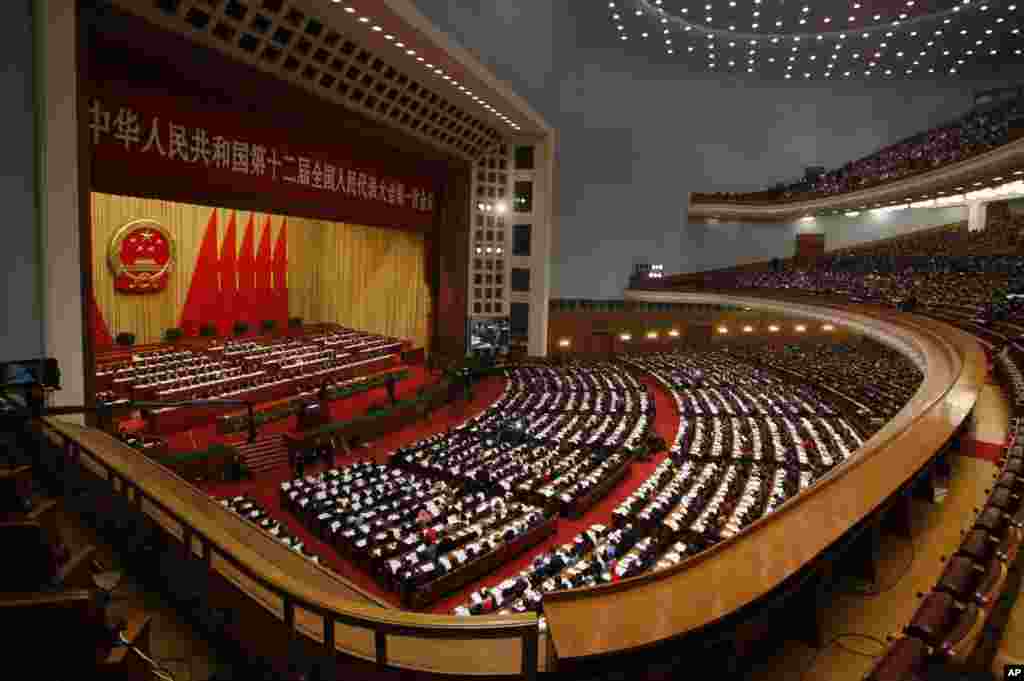 Perdana Menteri China Wen Jiabao menyampaikan laporan kerja pada sidang tahunan Kongres Nasional Rakyat China di Beijing (5/3). Pemerintah China berjanji memberantas korupsi, mengatasi kerusakan lingkungan dan masalah-masalah kualitas hidup lainnya. (AP/Kin Cheung)
