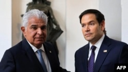 Tổng thống Panama Jose Raul Mulino (trái) đón chào Ngoại trưởng Mỹ Marco Rubio, tại Dinh Tổng thống ở Panama City, ngày 2/2/2025.