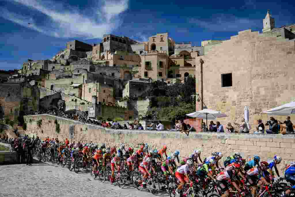 지로디탈리아(Giro d'Italia) 사이클 경주에 참가한 선수들이 이탈리아 서부 마테라를 출발해서 결승점인 브린디시를 향해 달리고 있다.