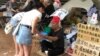 香港街頭路人慰問參與反送中反修例絕食抗爭的陳伯。（美國之音海彥拍攝）