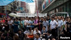 Người biểu tình tập trung trên đường phố trong khu mua sắm Mongkok ở Hồng Kông, ngày 30/9/2014.